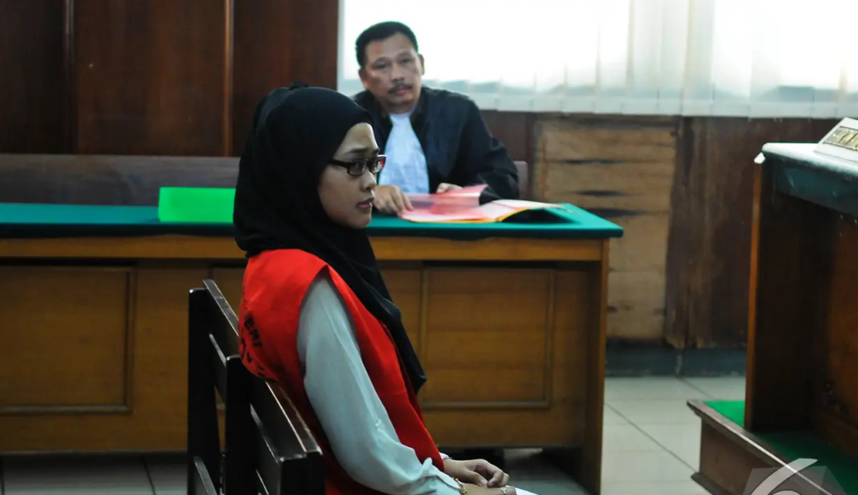Assyifah Ramadani tengah bersiap membacakan pembelaannya dalam sidang Pengadilan Negeri Jakarta Pusat, Selasa (18/11/2014). (Liputan6.com/Faisal R Syam)