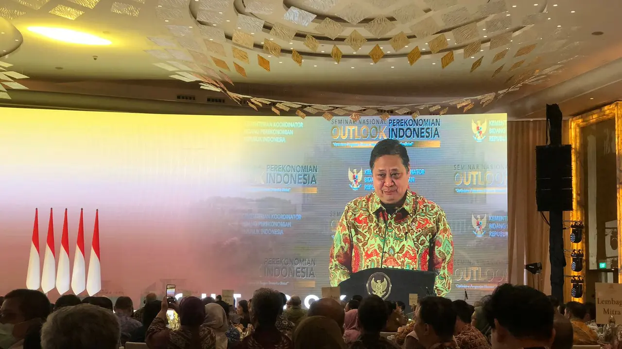 Menteri Koordinator Bidang Perekonomian, Airlangga Hartarto  dalam Seminar Nasional Outlook Perekonomian Indonesia "Optimisme Penguatan Ekonomi Nasional Di Tengah Dinamika Global" di Hotel St. Regis, Jakarta, Jumat (22/12/2023). (Tira/Liputan6.com)