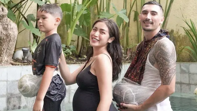 Foto terbaru Jessica Iskandar bersama Vincent Verhaag dan El Barack Alexander.