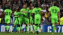 Para pemain Sporting Lisbon merayakan gol yang dicetak oleh Bruno Cesar ke gawang Real Madrid. Gol ini membuat Madrid tertinggal 0-1 pada awal babak kedua. (AFP/Gerard Julien)