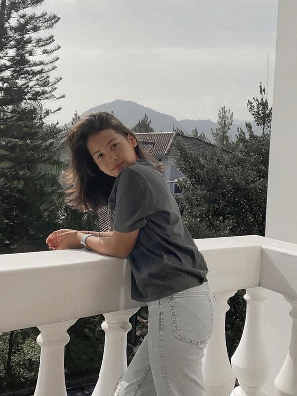 Sandrinna Michelle sendiri sering mengunggah gaya OOTD di akun Instagram pribadinya. Ia juga terlihat lebih seirng menggunakan celana denim dan dipadukan dengan kaus sederhana untuk kegiatan sehari-hari. (Liputan6.com/IG/@sandrinna_11)