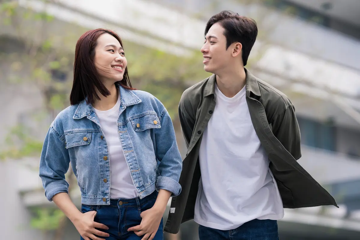 perempuan dan pasangan 12 juli muda