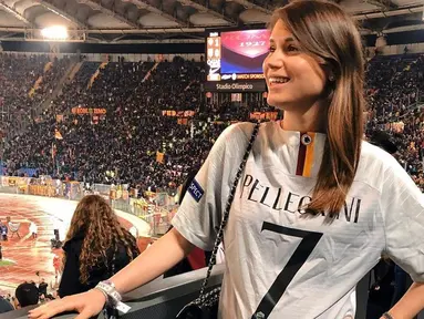 Veronica Martinelli merupakan wags AS Roma yang berparas cantik dan curi perhatian. Istri dari Lorenzo Pellegrini selalu memancarkan aura cantiknya di berbagai momen. Termasuk saat Veronica mendukung sang suami langsung di stadion Olimpico agar Pellegrini kian termotivasi. (Liputan6.com/IG/@veromartinel)