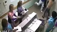 Gambar video heboh dokter Rusia tinju pasien sampai mati. (Video Grab/RT News))
