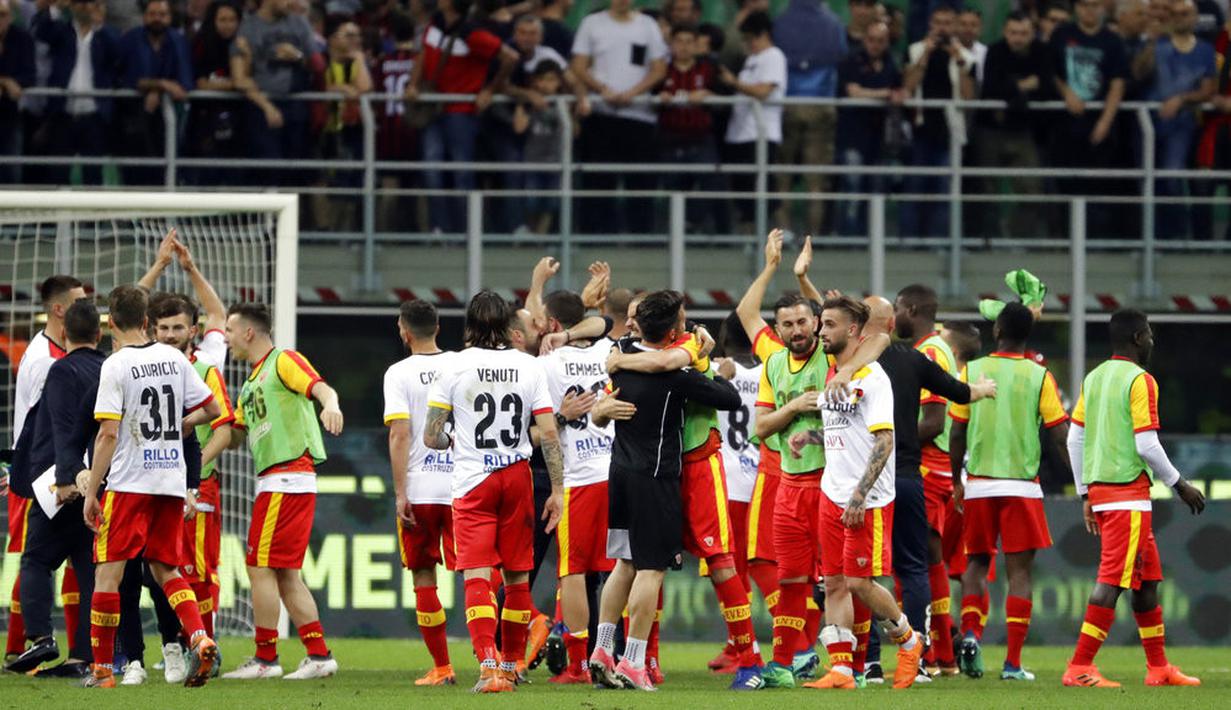 Para pemain Benevento merayakan kemenangan atas AC Milan lpada laga Serie A di San Siro stadium, Milan, (21/4/2018). AC Milan kalah 0-1. (AP/Luca Bruno)