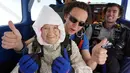 Nenek buyut Irene O’Shea bersiap terjun payung tandem di langit Australia Selatan, 9 Desember 2018. Nenek 102 tahun itu melakukan aksinya guna mengumpulkan dana bagi lembaga amal untuk penyakit syaraf motorik. (Bryce SELLICK, Matt TEAGER/SA Skydiving/AFP)