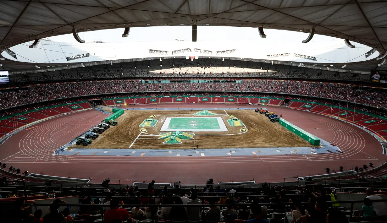 Suasana arena Monster Jam China sebelum pertunjukan aksi truk raksasa di Stadion Nasional "Bird's Nest", Beijing, China (29/7). Pertunjukan Monster Jam ini pertama digelar di Paris pada tahun 2002. (AP Images for Feld Entertainment, Inc.)
