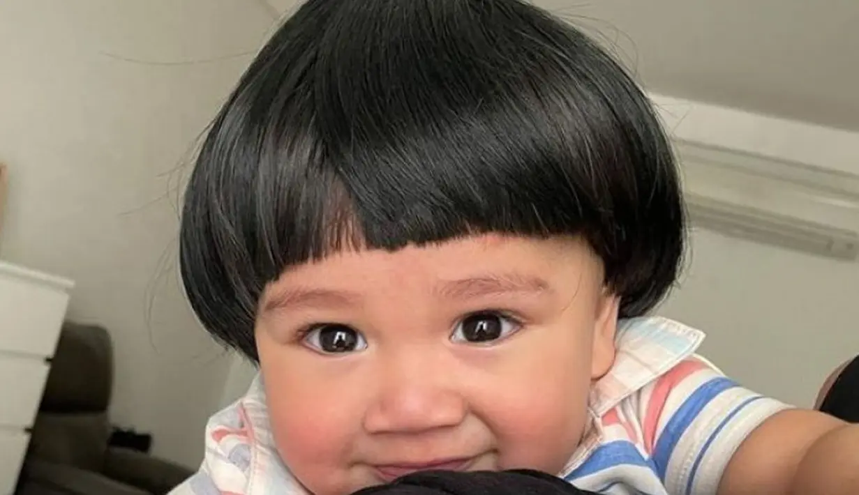 Adik dari Rafathar ini memang lucunya berhasil bikin gemas. Apalagi saat Rayyanza memakai wig bob yang membuat dahinya tertutup rambut. Potret Rayyanza saat pakai wig ini berhasil viral dan warganet tak henti-hentinya pujia kelucuan Rayyanza, (Liputan6.com/IG/raffinagita1717)