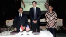 Menteri ESDM Sudirman Said berfoto dengan Dubes Amerika Serikat Robert Blake (tengah) usai penandatangan Nota Kesepahaman mengenai Power Working Group antara Indonesia-Amerika Serikat di kantor PLN Pusat Jakarta, Rabu (2/9/2015).(Liputan6.com/Johan Tallo)