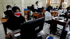 Peserta mengikuti ujian seleksi kompetensi Pegawai Pemerintah dengan Perjanjian Kerja (P3K) Guru di SMKN 2, Depok, Jawa Barat, Selasa (14/9/2021). Kemendikbud mulai Senin (13/9) secara serentak di Indonesia dilaksanakan ujian Seleksi Kompetensi P3K di 1000 lokasi. (merdeka.com/Arie Basuki)