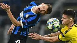 Gelandang Inter Milan, Nicolo Barella (kiri) berebut bola dengan gelandang Borrusia Dortmund, Julian Weigl pada pertandingan lanjutan Grup F Liga Champions di stadion San Siro, Italia (23/10/2019). Inter Milan menang 2-0 atas Dortmund. (AFP Photo/Miguel Medina)