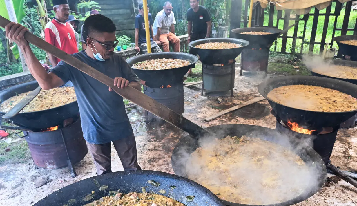 Sesekali masakan ini harus diaduk rata untuk mendapatkan kualitas rasa yang maksimal. (Chaideer Mahyuddin/AFP)