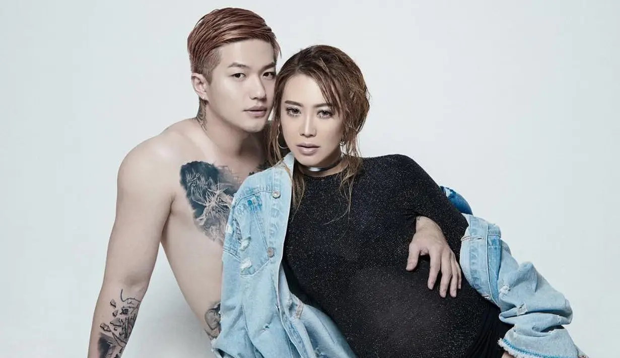 Lee Jeong Hoon dan Monique Octaviani alias Moa akhirnya naik pelaminan setelah empat tahun nikah. Keduanya melangsungkan pernikahan pada 2 Desember 2017 lalu. Beberapa bulan kemudian, Lee mengaku istrinya sebelum nikah. (Instagram/moa_aeim)