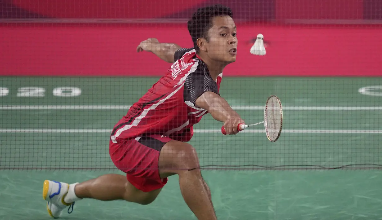 Pada gim ketiga, meski Anthony Sinisuka Ginting lebih dulu memperoleh poin, namun hingga interval Anders Antonsen justru unggul 11-9. Ginting terus tertinggal hingga 11-14. (Foto: AP/Dita Alangkara)