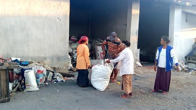 Kisah Di Balik Sampah Impor yang Menyerbu Malang