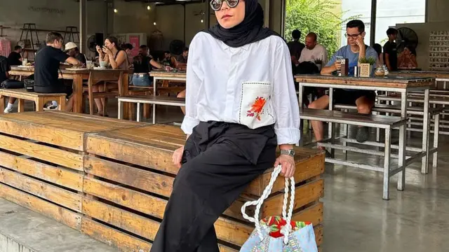 Pesona Melly Goeslaw di Usia 51 Tahun (instagram.com/melly_goeslaw)