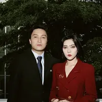 Penampilan Isyana Sarasvati saat hadir wisuda suami. [@isyanasarasvati]