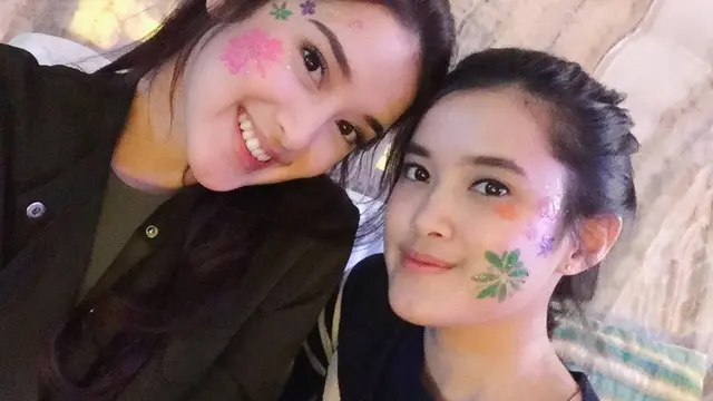 6 Potret Kebersamaan Rosiana Dewi dan Sang Kakak, Sering Dikira Kembar