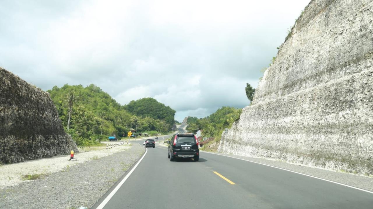 Kementerian Pekerjaan Umum dan Perumahan Rakyat (PUPR) telah menyiapkan Jalan Lintas Pantai Selatan atau Pansela Jawa sebagai jalur alternatif mudik Lebaran 2022