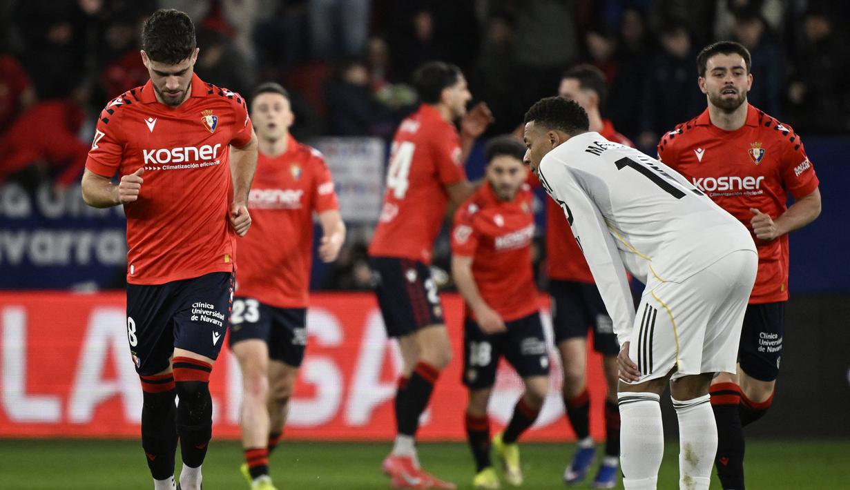 Pemain Real Madrid, Kylian Mbappe tak mampu menutupi rasa kecewa setelah pemain Osasuna, Raul Garcia mencetak gol dalam laga lanjutan Liga Spanyol di El Sadar Stadium, Pamplona, Spanyol, Sabtu (21/02/2026) waktu setempat. (AFP/Ander Gillenea)
