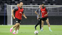 Pemain Timnas Palestina, Mohammed Rashid (tengah), menjalani sesi latihan bersama rekan senegaranya di Stadion Gelora Bung Tomo, Surabaya, Selasa (13/6/2023) malam jelang pertandingan FIFA Matchday melawan Timnas Indonesia. (Bola.com/Aditya Wany)