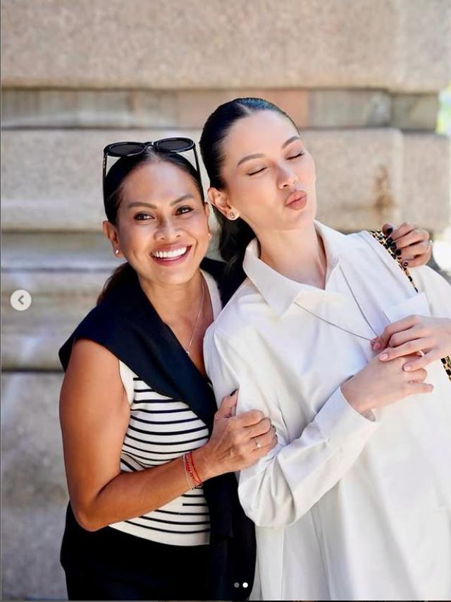 6 Potret Alyssa Daguise dan Risa Dewi Sang Ibunda, Bahagia Jalani Umrah Bareng