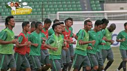 Para pemain Timnas Indonesia tengah melakukan pemanasan  sebelum berlatih di Philippine Sports Stadium, (18/11/2016).  (Bola.com/Nicklas Hanoatubun)