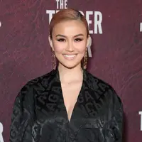 Agnez Mo tampil serba hitam berbalut Balenciaga saat menghadiri Premiere Film The Tender Bar. (Instagram/makeupari_).