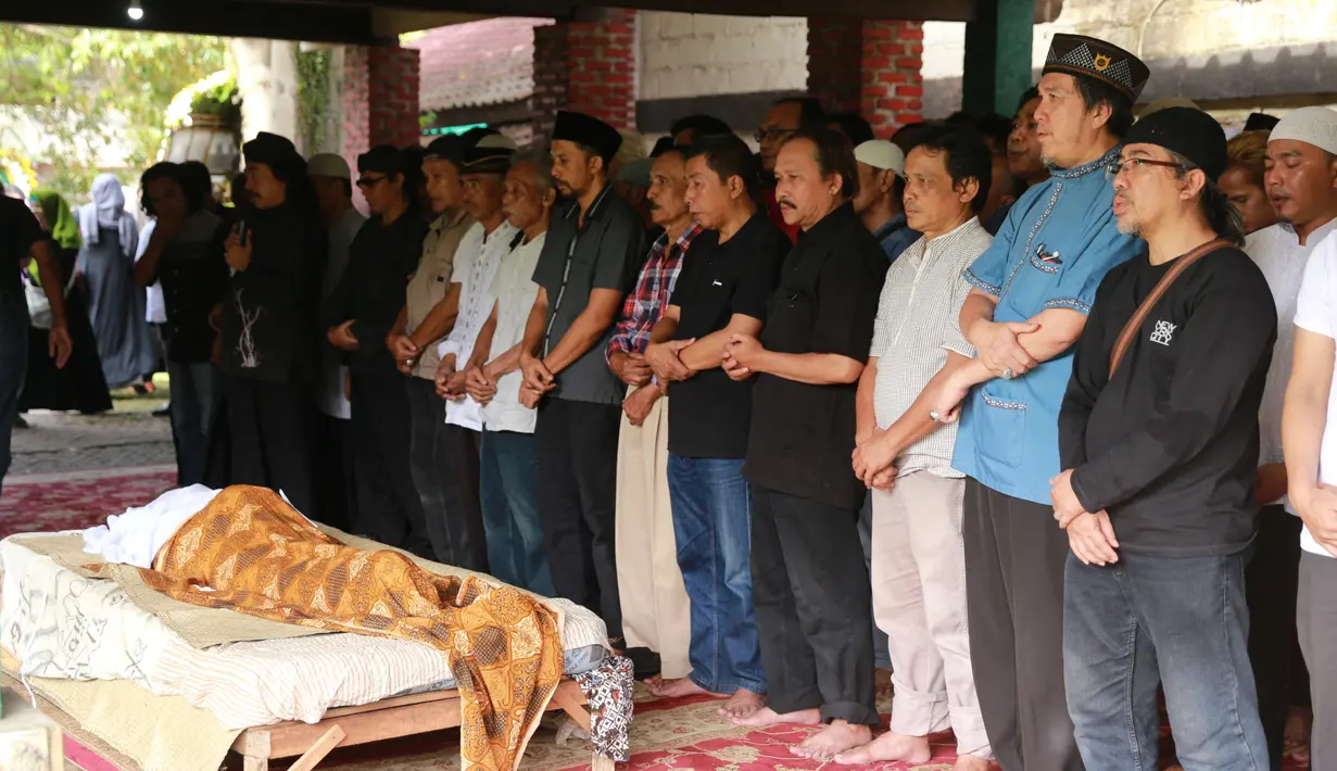 Musisi legenda Yon Koeswoyo meninggal dunia pada Jumat (5/1/2018) setelah subuh. Almarhum menghembuskan napas terakhirnya di usia 77 tahun. (Adrian Putra/Bintang.com)