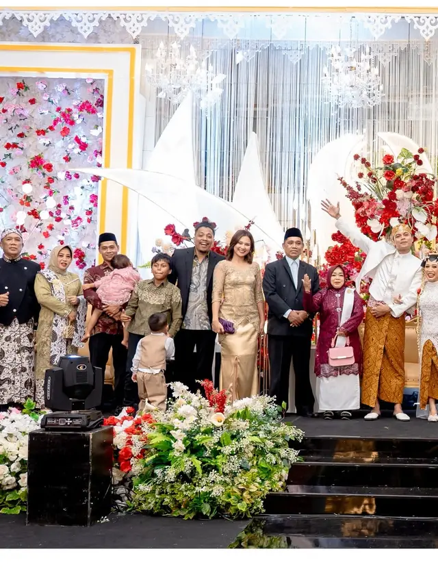 6 Detail Outfit Indah Permatasari di Nikahan Adik Ipar, Kebaya Modern hingga Baju Adat