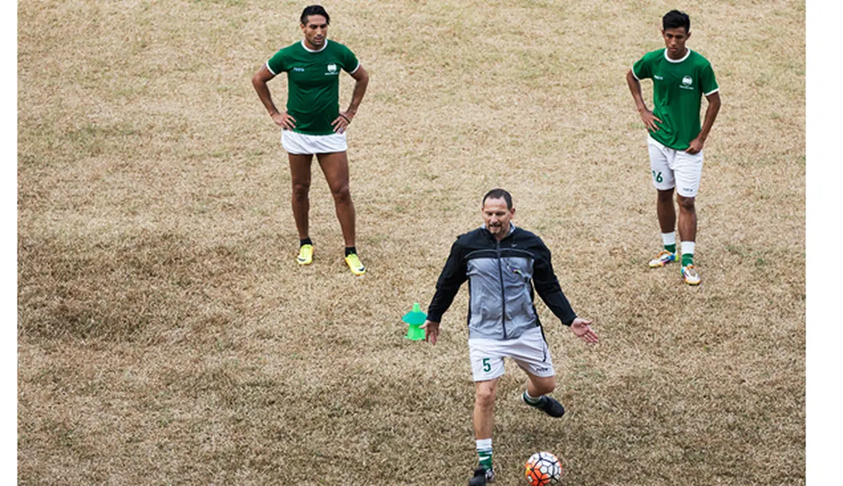 Pelatih Persipasi Bandung Raya (PBR), Dejan Antonic memimpin latihan jelang Piala Presiden 2015 di Stadion Lebak Bulus, Jakarta, Minggu (23/8/2015). (Bola.com/Vitalis Yogi Trisna)