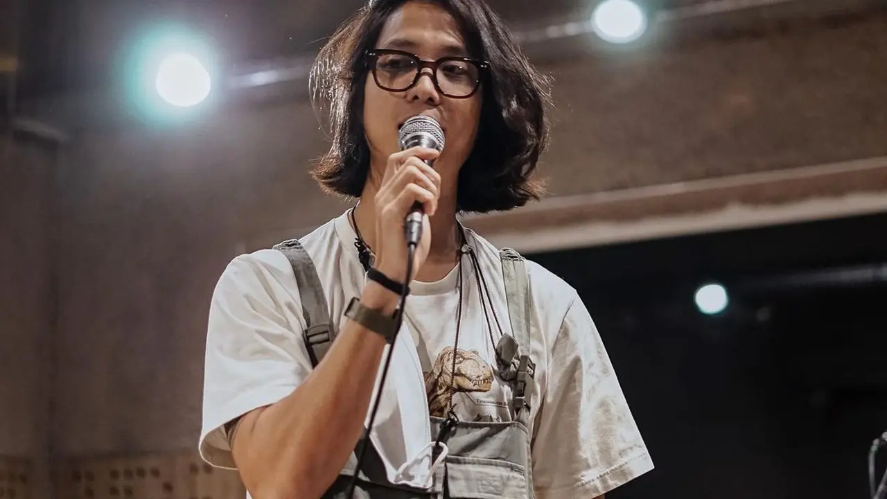 Pesona Seleb Pria dengan Rambut Gondrong