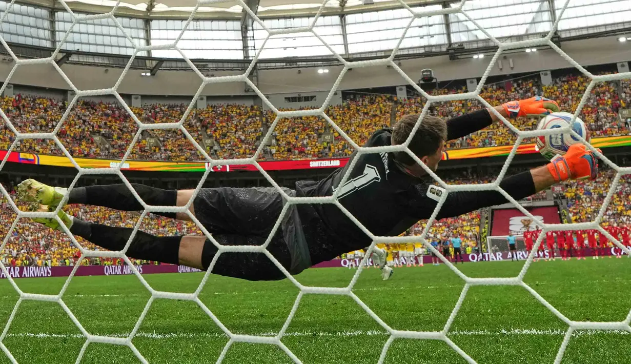 Kiper Swiss Gregor Kobel menyelamatkan tendangan penalti pemain Kolombia Cucho Hernandez pada adu penalti di akhir pertandingan sepak bola babak 16 besar Piala Dunia antara Swiss dan Kolombia di Vancouver, British Columbia, Selasa, 7 Juli 2026. (AP Photo/Abbie Parr)