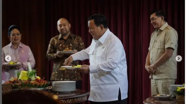 Prabowo Subianto Beri Potongan Tumpeng pada Titiek Soeharto di Perayaan Ulang Tahunnya, Sempat Canggung Saat Bersalaman