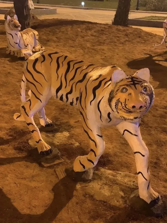 10 Potret Patung Macan Lucu Ini Bikin Geleng Kepala