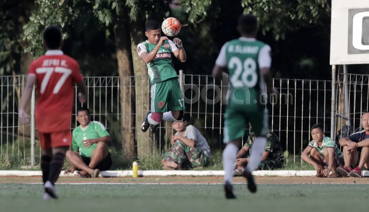 Pemain PS TNI menghalau bola dari kejaran pemain Persija Jakarta pada laga uji coba di GOR Ahmad Yani, Cilangkap, Minggu (9/4/2017). PS TNI bermain imbang lawan Persija. (Bola.com/Nicklas Hanoatubun)
