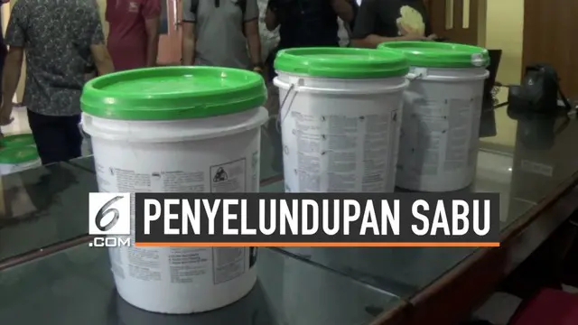 Polda Jatim menggagalkan penyelundupan belasan kilogram sabu yang dimasukkan ke dalam puluhan galon cat. Sabu rencananya akan dibawa ke pulau Madura.