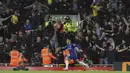 Penyerang Chelsea, Eden Hazard, melakukan selebrasi usai membobol gawang Liverpool pada laga Piala Liga Inggris di Stadion Anfield, Rabu (26/9/2018). Liverpool takluk 1-2 dari Chelsea. (AP/Rui Vieira)