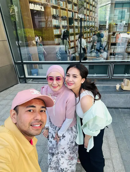 Raffi Ahmad dan Nagita Slavina berfoto brsama salah satu teman mereka di Seoul, Korea Selatan. (Foto: Instagram/ raffinagita1717)