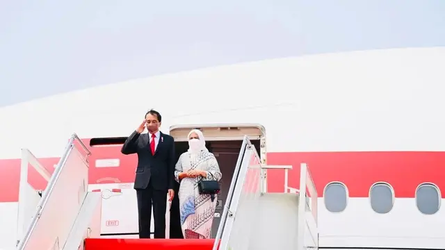 Ibu Negara Iriana Jokowi dan Presiden Jokowi di tangga pesawat. (Foto: Dok. Instagram terverifikasi @jokowi)