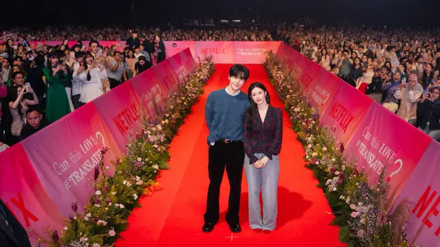 Kim Seon-ho dan Go Youn-jung saat fanmeeting dengan busana kasual. [Anisha/Fimela]