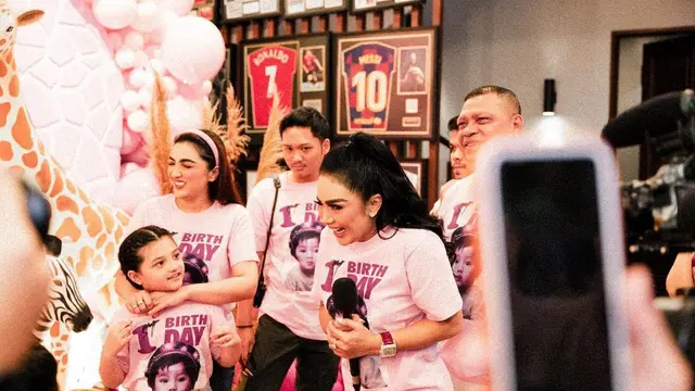 Perayaan ultah pertama Ameena putri Atta dan Aurel (Instagram/krisdayantilemos)