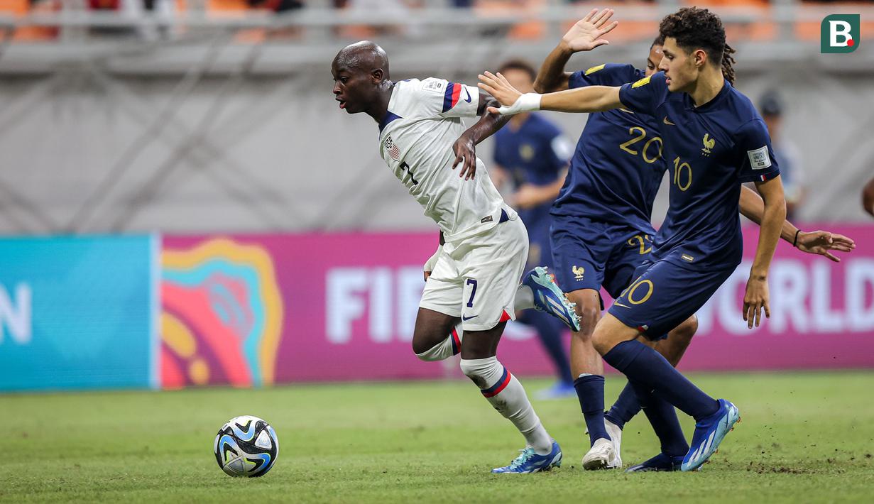 Nimfasha Berchimas (kiri) total mencetak 3 gol bagi Timnas Amerika Serikat U-17 dari tiga laga di Grup E. Dua gol dicetaknya saat menang 3-1 atas Korea Selatan pada matchday pertama dan satu gol dicetak saat menang 2-1 atas Burkina Faso pada matchday kedua. (Bola.com/Bagaskara Lazuardi)