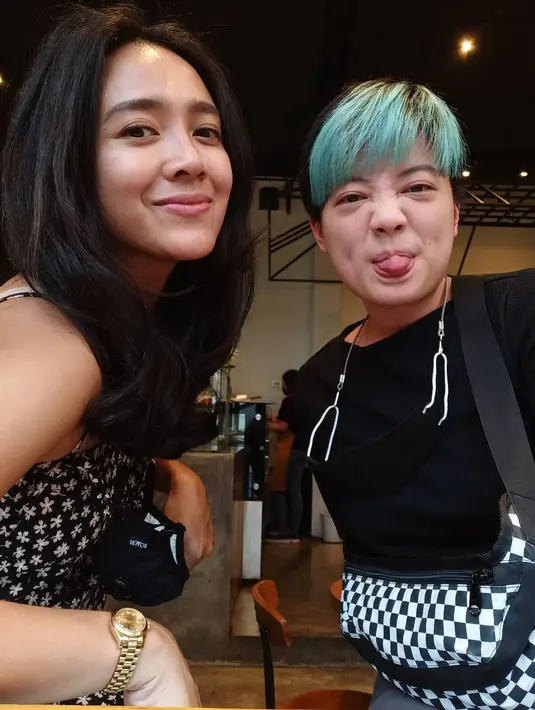 "Umur kita sih emang uda kepala 3, tapi kita ga pernah berasa tua @dea_ananda 🐥🐥
( Cuma tau2 ya encok aja 🤣 )," tulis Leony di foto ini sebagai caption-nya (Foto: Instagram @leonyvh)