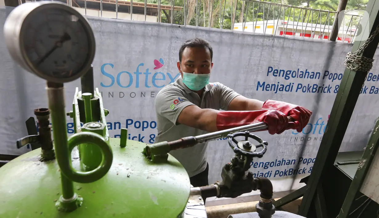 Karyawan mendaur ulang popok bayi bekas pakai menggunakan teknologi hidrotermal di Guna Olah Limbah, Bandung, Jawa Barat, Kamis (16/1/2020). Hidrotermal ramah lingkungan atau tanpa metode pembakaran diproses menjadi fiber dan plastik terlebih dahulu kemudian pokbrick. (Liputan6.com/Fery Pradolo)