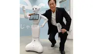 Presiden Foxconn Technology Group, Terry Gou (kanan) berpose bersama robot Pepper di SoftBank Mobile shop, Tokyo, (6/6/14). (AFP PHOTO/Toru YAMANAKA)