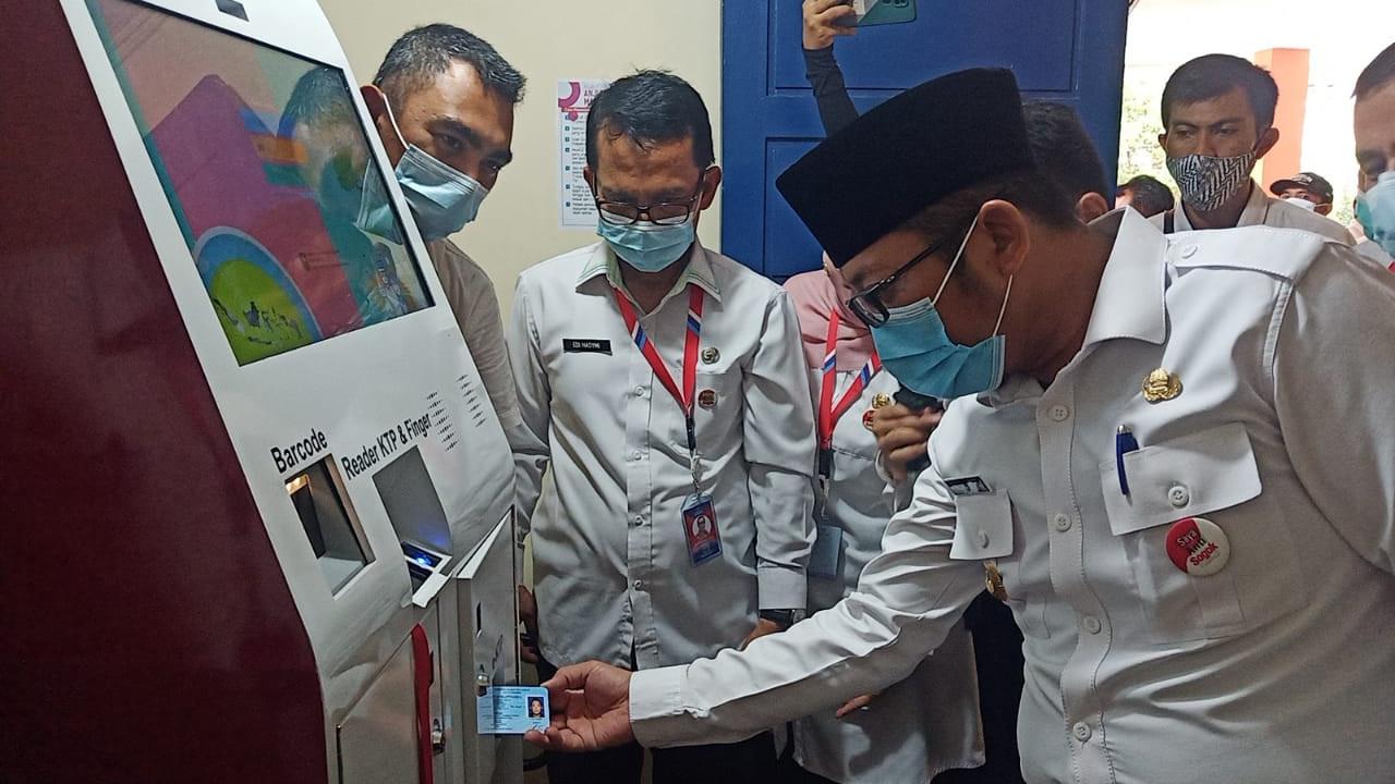Wakil Wali Kota meluncurkan mesin ADm untuk mempermudah masyarakat mengurus dokumen kependudukan. (Liputan6.com/ Dok Pemko Padang)