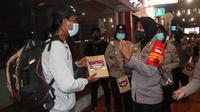 Para polwan dari Polresta Bandara Soetta, sudah membagikannya sejak pukul 03.00 dini hari, tepat pada saat Hari Kartini 21 April 2021.