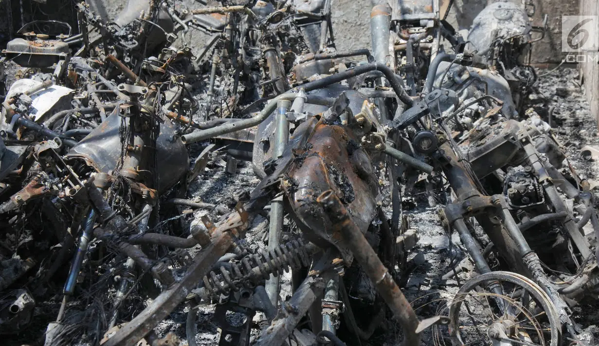 Bangkai kendaraan roda dua yang hangus terbakar dalam kebakaran yang melanda kawasan Kembangan, Jakarta Barat, Jumat (30/3). Selain menewaskan dua warga, kebakaran juga melukai belasan orang lainnya. (Merdeka.com/Imam Buhori)