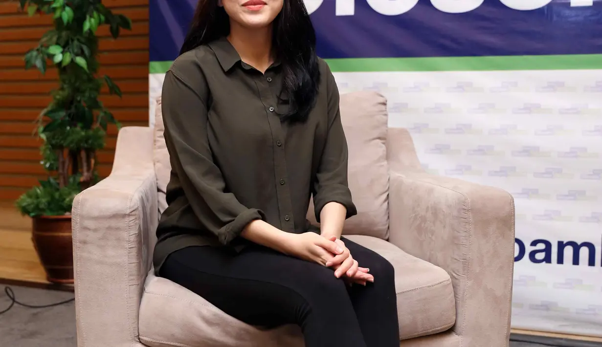 Alice menambahkan, setelah 10 hari melahirkan, ia sudah bisa menurunkan berat badannya hingga 10 kilogram. Ia juga sangat memperhatikan pola makan sehat demi kelancaran asi. Alice berniat memberikan asi eksklusif. (Nurwahyunan/Bintang.com)